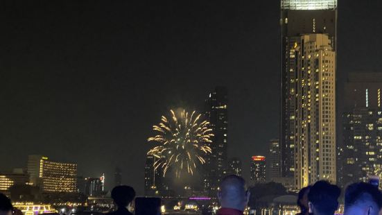 首先，取票的位置在river city里很好找，2个小桌子，