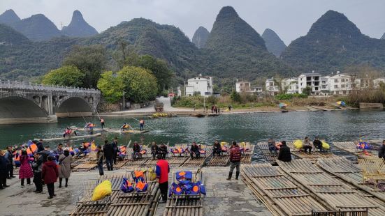 遇龙河漂流非常好，景色宜人，值得去体验。服务也很好，接送比较