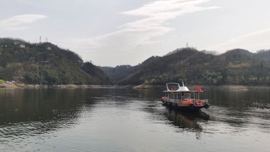 瀛湖景区山水景观美丽。湖水清澈，山峦起伏，形成一幅绝美的山水