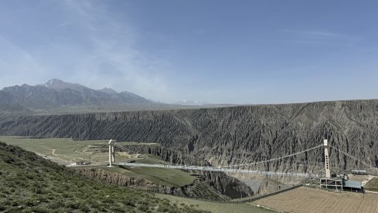 在独山子大峡谷内，清新的空气、潺潺的溪流和鸟儿的歌声，共同构