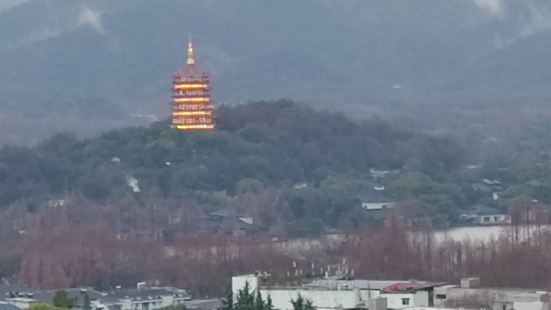 下雨天去的。人不多。一定上到城隍阁的顶层，电梯上到6层，然后