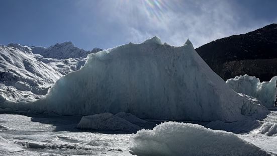 超级棒的冰川体验，虽然距离很远但是很值得一去。穿上冰爪十分安