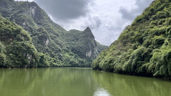 舞阳河的水又清澈透亮又碧绿碧绿，坐船游览两岸青翠碧绿，太美了