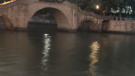 夜晚的大運河美如畫，到杭州一定要夜遊一次大運河，吹着河風，看