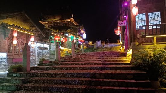 第一點鎮江去千華古村的路很難走在修路。第二點人很少，宣傳不夠