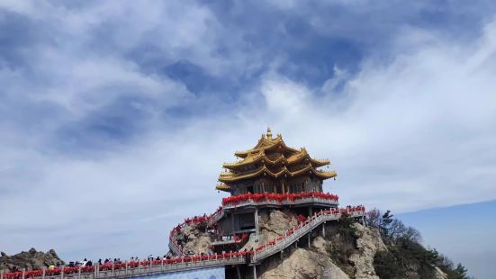 检票口检票后开车进山，车停在停车场后先坐第一级索道，第二级索