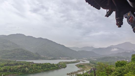 去都江堰的那天遇蒙蒙细雨，雨中的都江堰景色很美，蓝眼泪也是更