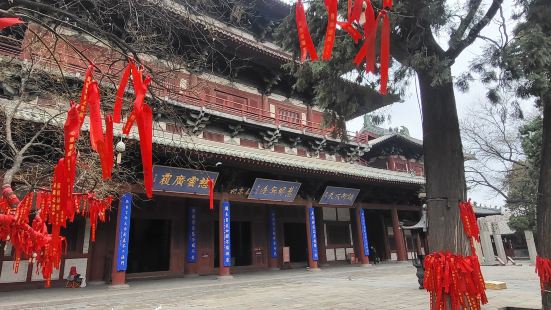 隆兴寺，位于石家庄市正定县，是一座历史悠久的佛教寺院，始建于