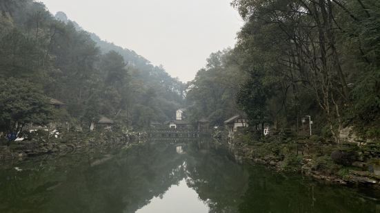 大金鹰是南山最高点，视野辽阔，俯瞰全重庆，外地游客很多，偶尔