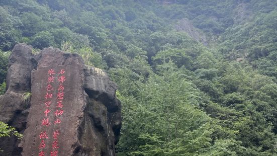 景色幽美，颇有禅意。一路上有小桥流水，有金色法轮，有十八罗汉