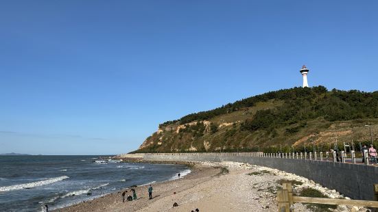 海湾美丽，山峰雄奇，令人惊叹大自然之奇妙。海水很蓝，涨湖速度