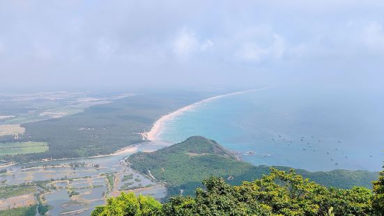 这里可以看到月亮湾，很美。山顶地方不大，除了月亮湾其他没什么