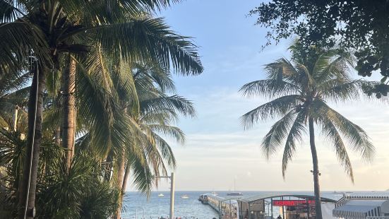 亚龙湾沙滩🏖️风景线真的很不错，海水清澈见底。水上跑车也不