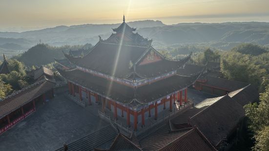 我们是自驾游去的蜀南竹海，从成都出发，四个多小时到达景区，到