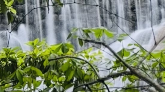 石梁飞瀑是天台山一个著名景点，石梁飞瀑独特在于它有一条二丈左