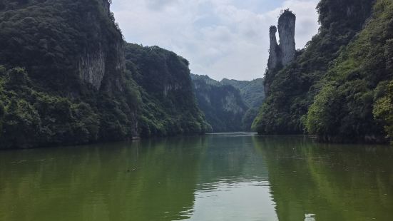 风景秀丽，游船不错，小溪边可以吃饭玩水，人比较少不打挤的景区