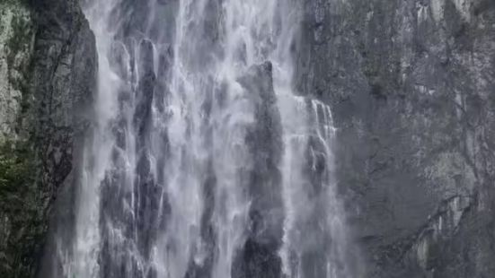 带孩子回来旅游，当地一个比较有名的景点，瀑布看起来比较壮观，