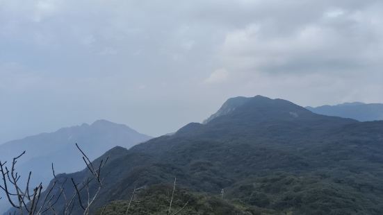 景区坐车太久了，得一个多小时，适合登山看日出爱好者，个人还是