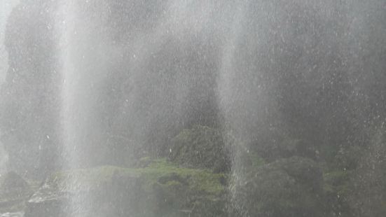 青山绿水环境优美，穿越大瀑布很刺激体验感很好，如果天气不下雨