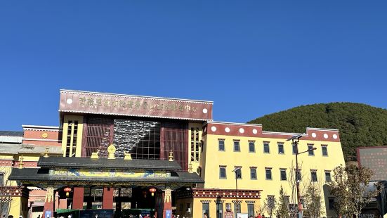 云南藏传佛教的最高等级寺院，松赞林寺有着举足轻重的地位，网上