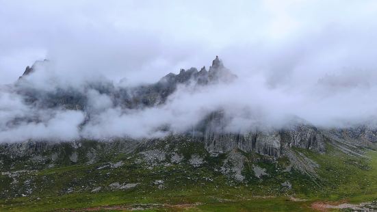 ​年波也则山一侧是青海年保玉则，一侧是四川莲宝叶则，年保玉则