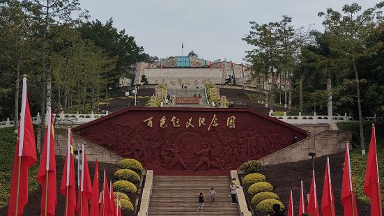 路過百色，選了一家離紀念館比較近的酒店，第一次帶孩子進行紅色