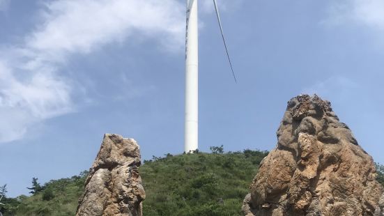 本来带老人去三峡人家，气温太高就自驾去了百里荒。老人说山顶凉