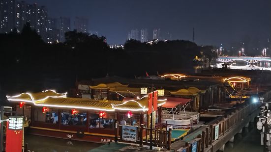 夜晚的鳳城河別有風味，燈只如畫，蜿蜒流長，兩眼縱觀美景，兩耳