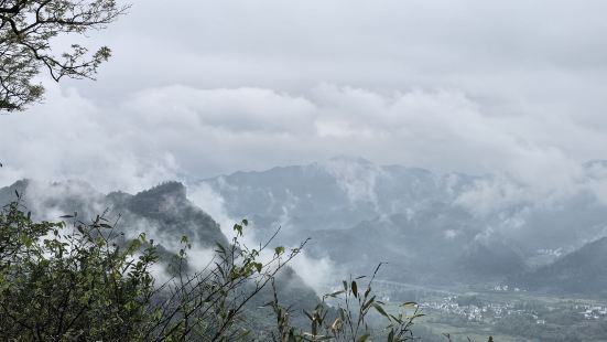 比起隔壁黃山的人山人海，齊雲山簡直就是仙境。雖然下雨，沒有日