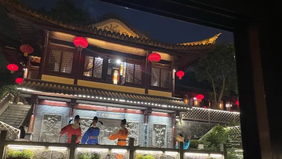 秦淮河夜景是挺好的，贡院和VR就算了，要不是当天买不到夜游的