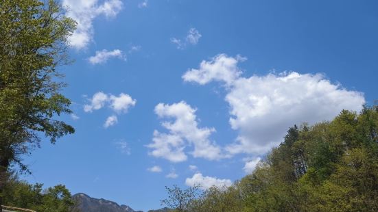 白云山景区好大，我们是自驾去的，开车直接到滴水檐停车场，徒步