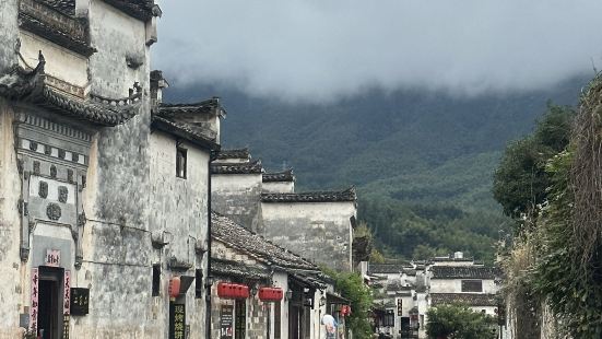 離宏村不遠，是一個很安靜的村莊，裏面有很多年輕人來寫生，沒有