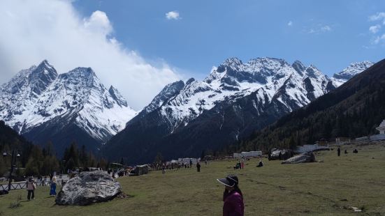 4月游四姑娘山，能近距离观望雪山，非常美！值得赞的是景区内观