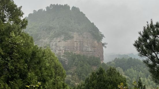 环境真的很美，但是景区的基础设施很多都在修缮？从台阶上去的，