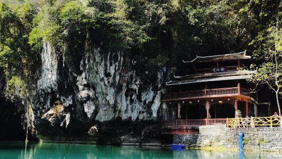 百鸟岩景色太棒了，我们去的时候还赶上三八节，做在船上看着青山