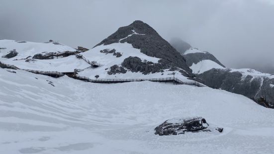 出票很快，当天下午就出票了，刷身份证入园，看到雪山了，很美很