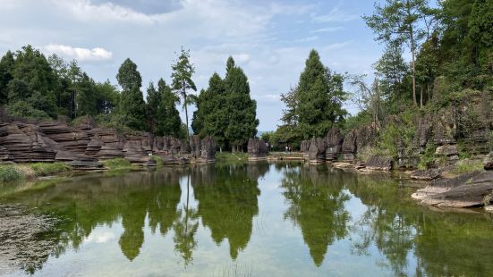 红石林景区的景色还不错，风景比较有些特点，一路开车过来到景区