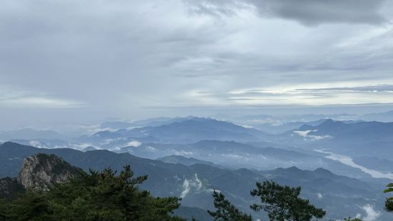 索道太長了，大概坐了10分鐘，山頂風景不錯，鄂皖交界處，景區