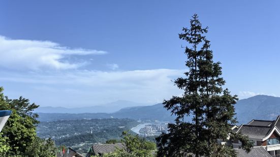 假期带家人专程来到蒙顶山，环境优美，空气清新，站山顶远眺，心