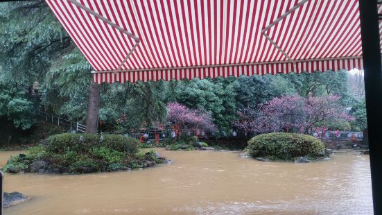 下雨兰溪地下河不错选择，游船进入，景区包了船票，路线设计也合