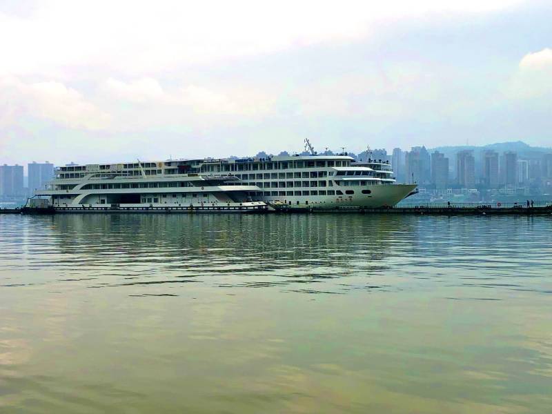 President 7 cruise ship on the Yangtze River