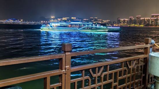 钱塘江夜游是非常美好的体验。在游船上能看到杭州的繁华和美丽的