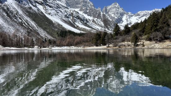 值得一去的景点 坐大巴再换乘电动车从最高点往下徒步 一路都是