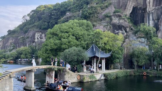 绍兴东湖风景区，景区虽不大，但有湖有奇石，还有园林景观，能乘