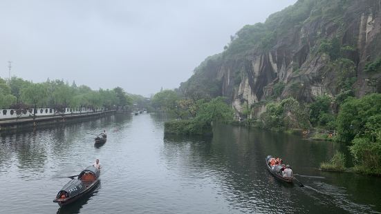 陪父母游玩，住在东湖景区旁边的东湖大酒店，很方便。走路几分钟