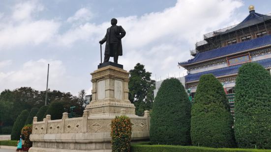 广州中山纪念堂是近代广州的地标性建筑，坐落在越秀山南麓孙中山