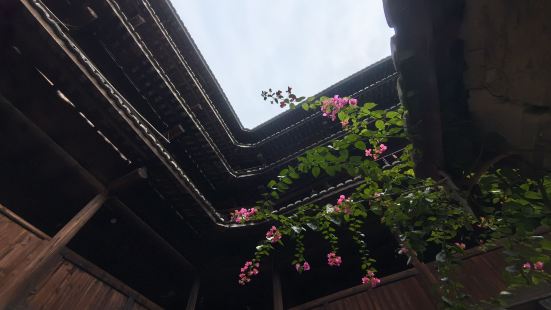 南靖土楼，这座坐落于福建省葱郁山水间的世界文化遗产，以其独特
