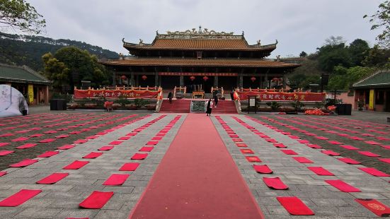 距广西民族博物馆一站地，参观完博物馆可以顺路参观，正好遇上南