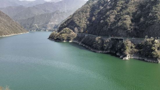 喜欢历史的和旅游的人值得一去。不要跟团，一个人走完全部栈道，