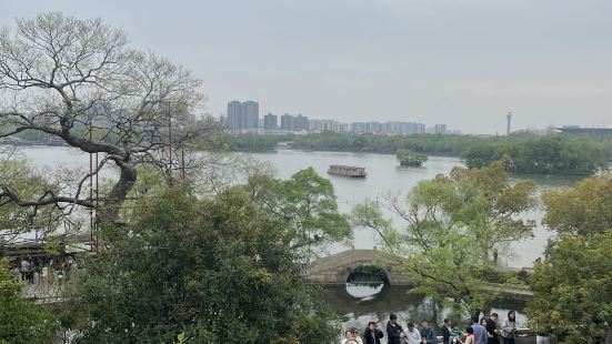 南湖的景色非常美，碧波荡漾，登楼后还能欣赏大半个嘉兴的城市美